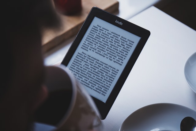 Studie: Auf dem Tablet lesen hält länger wach