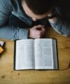 Alle reden über »Yesteryear«. Muss man den Tradwife-Roman wirklich lesen? Alle reden über »Yesteryear«. Muss man den Tradwife-Roman wirklich lesen?