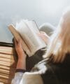 Neugelesen, Folge 79: »Einen Fremden im Postamt umarmen« von Roman Ritter Neugelesen, Folge 79: »Einen Fremden im Postamt umarmen« von Roman Ritter