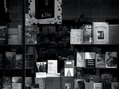 Der Schulalltag in Kinderbüchern: Mobbing, digitale Medien und wahre Freundschaften** Der Schulalltag in Kinderbüchern: Mobbing, digitale Medien und wahre Freundschaften**