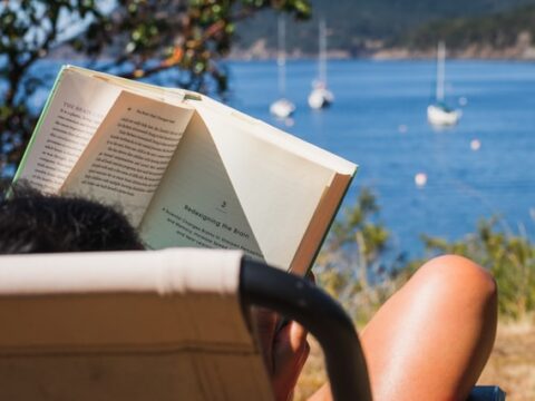 Auszeichnung für herausragende Kinder- und Jugendliteratur: Anna Woltz und Andrea Kluitmann erhalte… Auszeichnung für herausragende Kinder- und Jugendliteratur: Anna Woltz und Andrea Kluitmann erhalte…